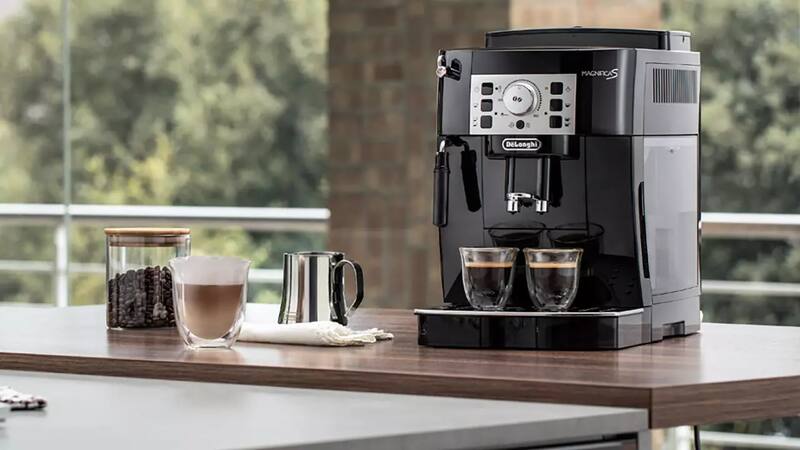 El Corte Inglés y Amazon tienen a precio de liquidación a esta magnifica cafetera De'Longhi: ¿qué características tiene?