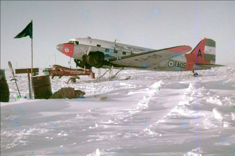 Noviembre de 1965. Douglas DC-3 matrícula TA-05 de la Fuerza Aérea Argentina, modificado a trimotor.