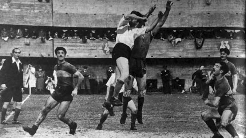 Fue fundado por ex socios de Boca Juniors e hizo de local en una cancha de River Plate.