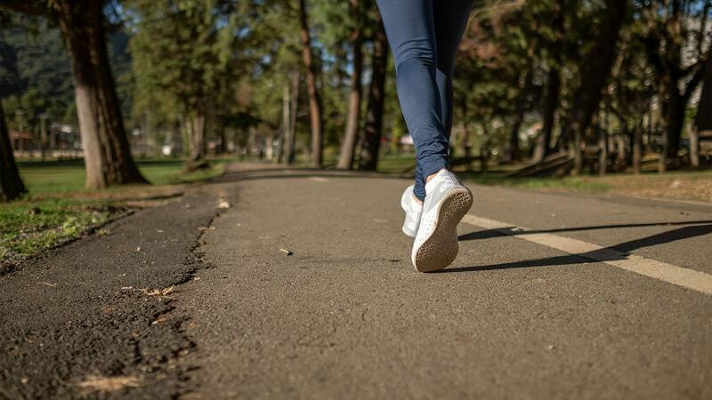 Caminar es un ejercicio recomendado por la OMS para mantener un cuerpo saludable.