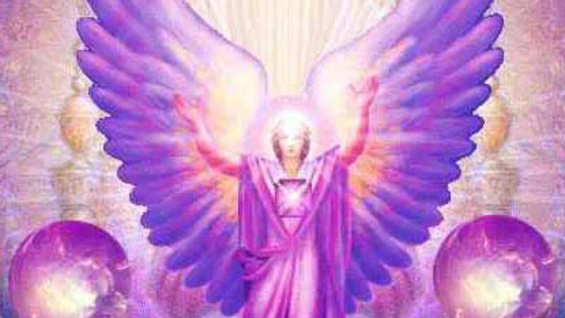 La oración al Arcángel Chamuel ayuda a atraer el amor.