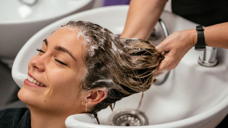 La frecuencia ideal del lavado del pelo varía dependiendo ciertas características del cabello.