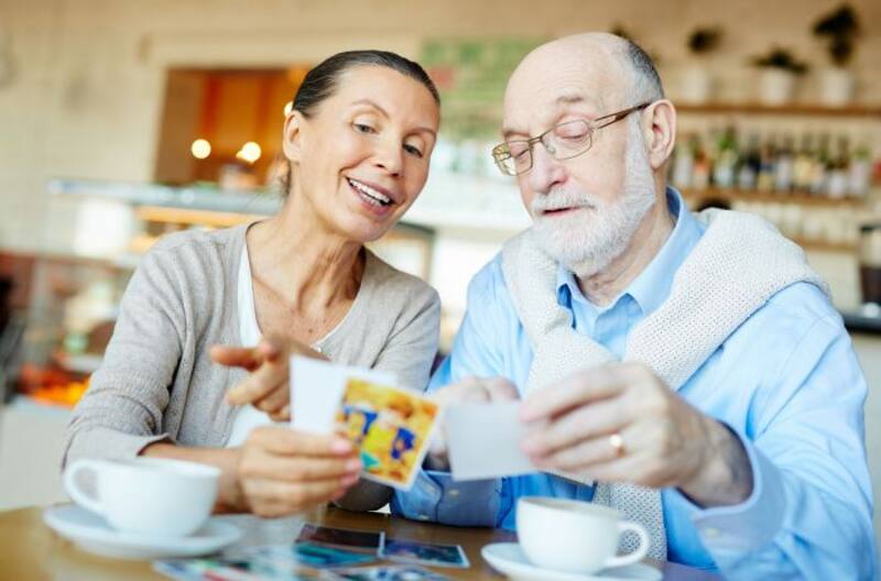 Asociar nombres a famosos puede ser un truco efectivo para recordar a personas.