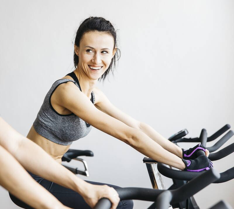 La bicicleta fija es ideal para realizar ejercicio cardiovascular sin salir de casa. (Fuente: Freepik)