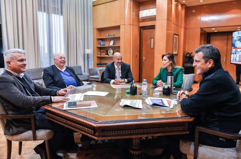 El anuncio de inversión fue anticipado por el CEO de AGD, Roberto Urquía, a Sergio Massa y Flavia Royón.