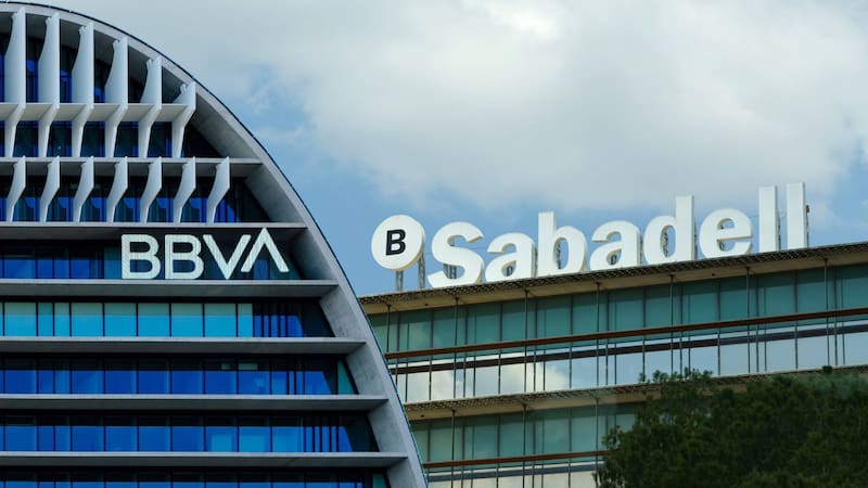 BBVA va a por todo: mejoran la oferta al Sabadell, las condiciones fiscales y eliminan el pago en efectivo
