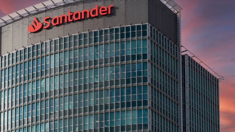 Banco Santander prevé superar los ingresos obtenidos en 2023.