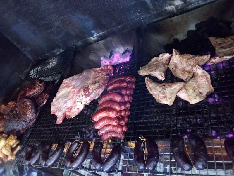 Las parrilladas y los sanguches tienen distintos precios, pero siempre se come al paso.