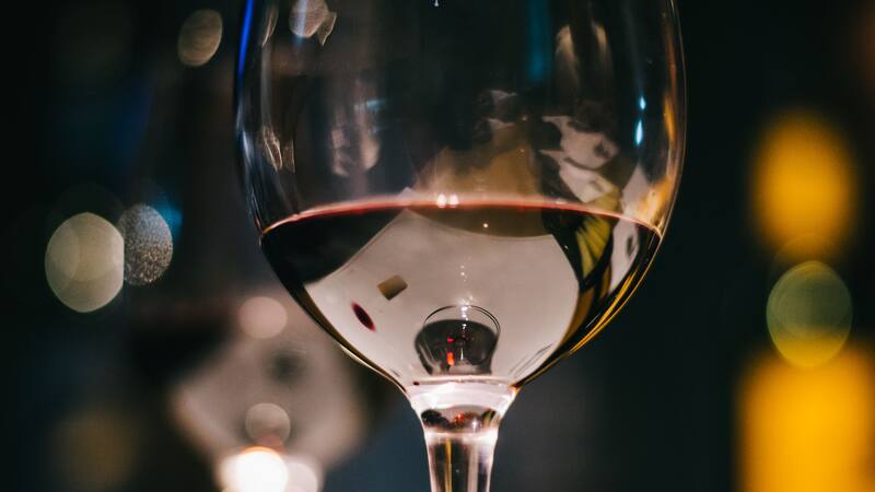 El vino tinto más rico y recomendado de Mercadona es un chollo que cuesta menos de 3 euros por un litro de bebida.