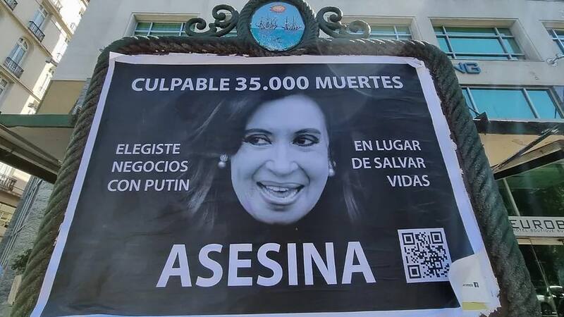 A fines de marzo aparecieron carteles en la vía pública de la Ciudad que señalaron a la vicepresidenta Cristina Kichner como "asesina" y "culpable de 35.000 muertes".
