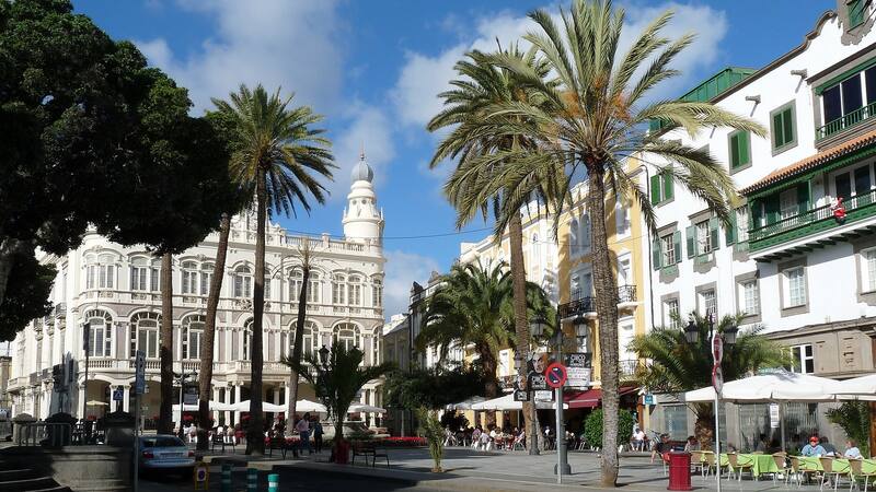 Las Palmas de Gran Canaria es una ciudad cosmopolita que combina historia, cultura y modernidad.