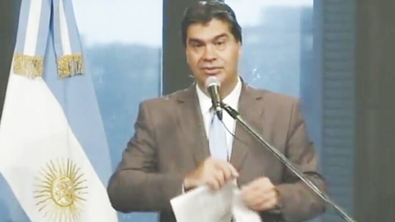 Capitanich rompió dos notas frente a los periodistas en Casa Rosada