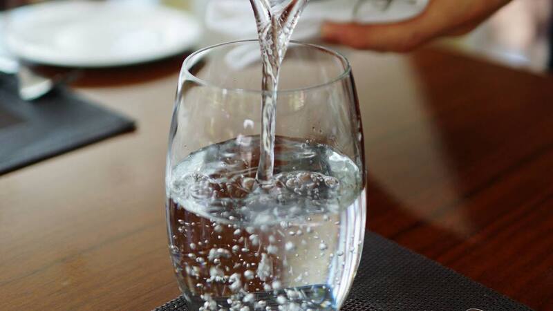 Beber suficiente agua puede ayudarte a controlar el apetito. (Foto: Pixabay)