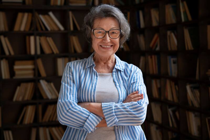 INAPAM abre puertas a la experiencia: adultos mayores acceden a empleos formales con salarios dignos. Fuente: Shutterstock.