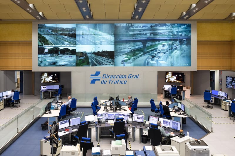 Desde los centros de monitoreo, la DGT coordina el funcionamiento de radares fijos y móviles para garantizar la seguridad vial en todo el país. (Fuente: DGT)