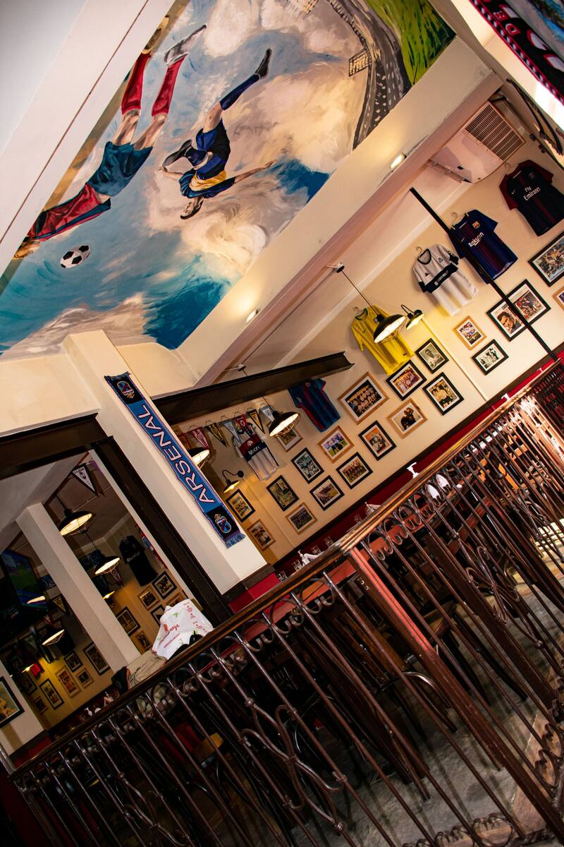 Los locales están decorados con camisetas, banderas y recortes periodísticos de fútbol