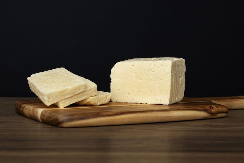 Estos quesos aportan proteínas, calcio y vitamina D, nutrientes esenciales para el bienestar general y la salud ósea. (Fuente: Freepik)