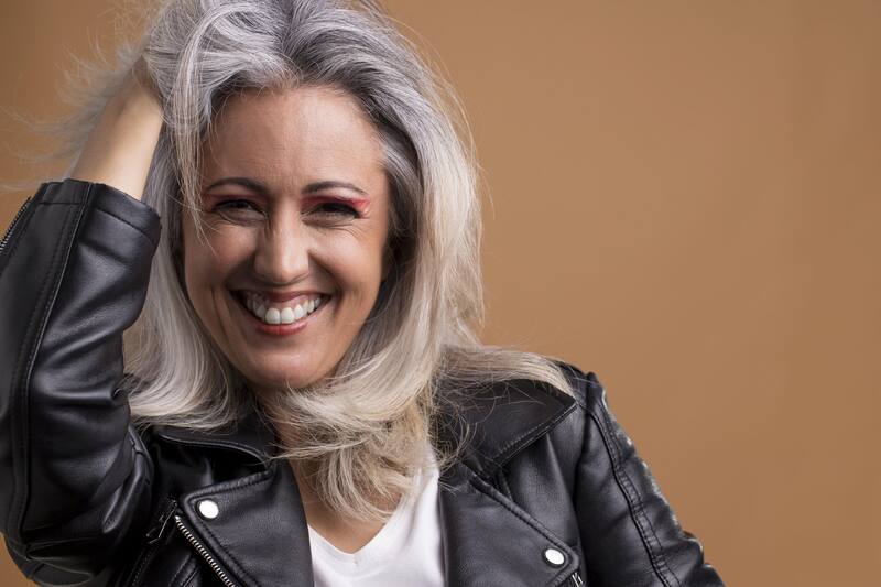 Los cortes a capas pueden ayudar a suavizar la transición hacia un cabello completamente gris. Foto: Freepik.es