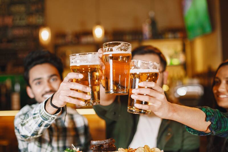 España y Alemania destacan como los mejores destinos europeos para disfrutar de una cerveza económica (Fuente: Freepik)