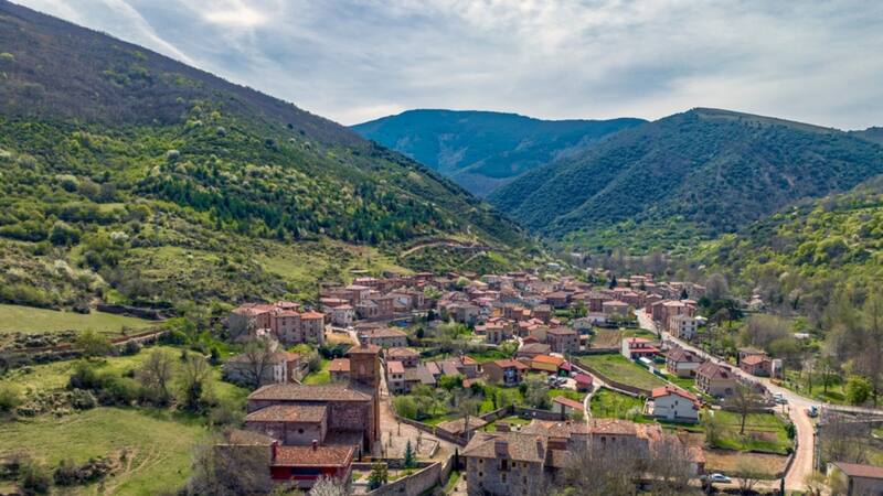 Queda a 2 horas de Pamplona y es el pueblito más hermoso para visitar en otoño.