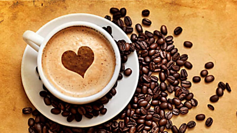 Alrededor de dos a tres tazas de café por día, es decir, de 400 a 600 mg de cafeína al día, tienen un riesgo reducido de muerte por enfermedad cardiovascular.