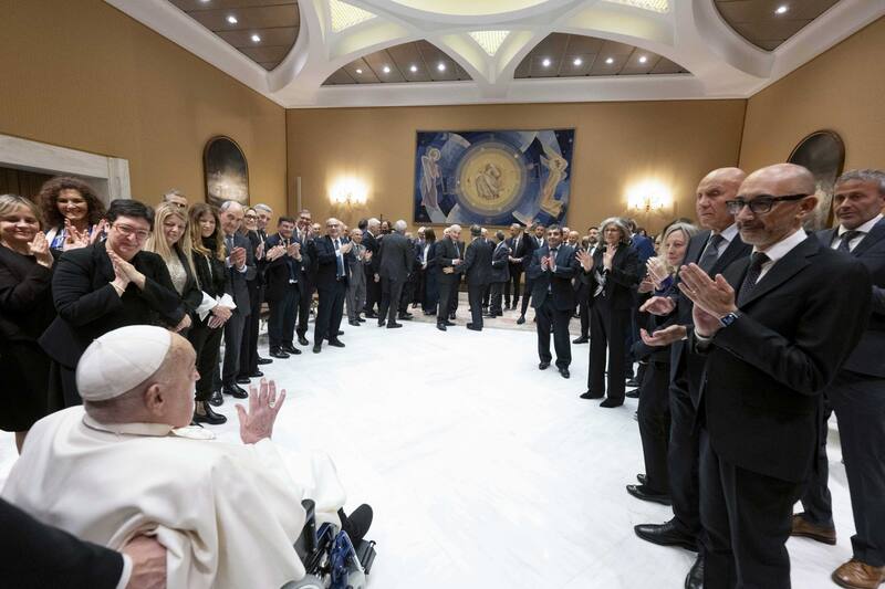 Francisco expresó su agradecimiento a los aproximadamente 70 médicos y miembros del personal del Hospital Gemelli (Fuente: EFE / Francesco Sforza / Vatican Media)