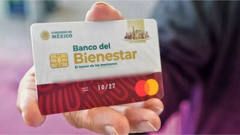Los depósitos de la Pensión Bienestar se realizan directamente en las Tarjetas del Bienestar, que son entregadas a los beneficiarios. Foto: Archivo El Cronista México