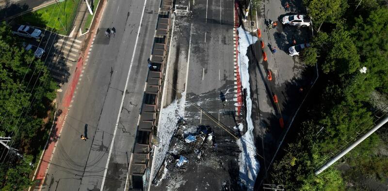 Una avioneta cayó sobre un colectivo. (Foto: Reuters).