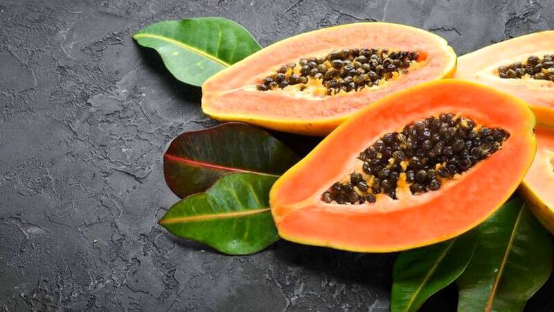 La papaya contiene enzimas que ayudan en la digestión, mejorando la absorción de nutrientes necesarios para la producción de colágeno. Foto: archivo El Cronista México