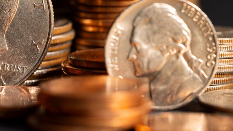 Durante la Segunda Guerra Mundial, se añadió una pequeña cantidad de plata a estas monedas. Foto: Freepik.