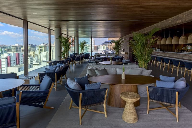 Aquí no solo tuvieron en cuenta la faceta de hospedaje, sino que también diseñaron oficinas y departamentos residenciales, así como locales comerciales.