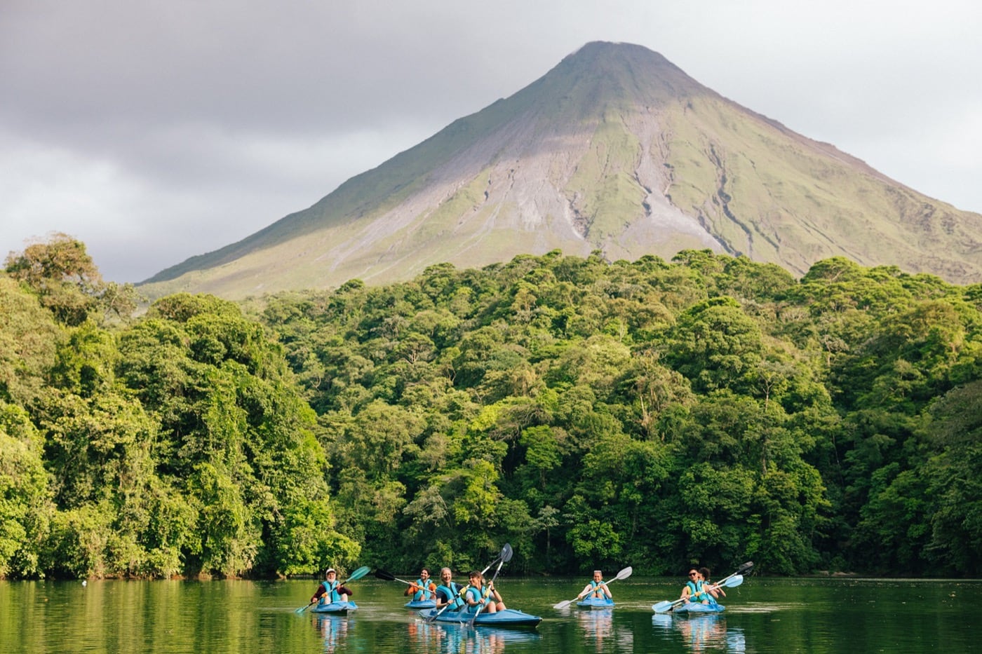 Kayak frente al Volcán Arenal