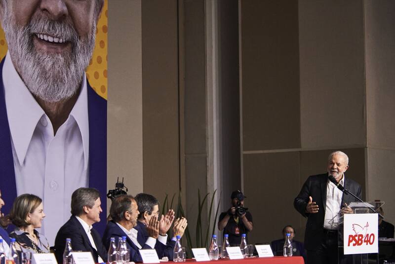 Lula da Silva está primero en intención de voto, 18 puntos delante de Bolsonaro - BLOOMBERG