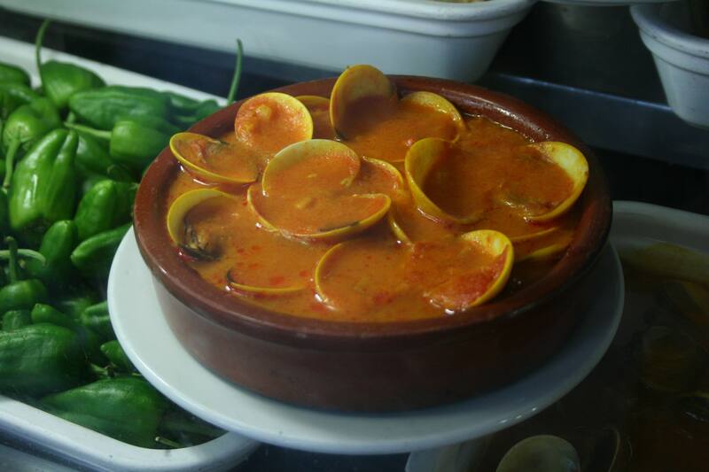 Almejas a la marinera, un platillo delicioso típico de las costas de España. Imagen: Wikipedia.