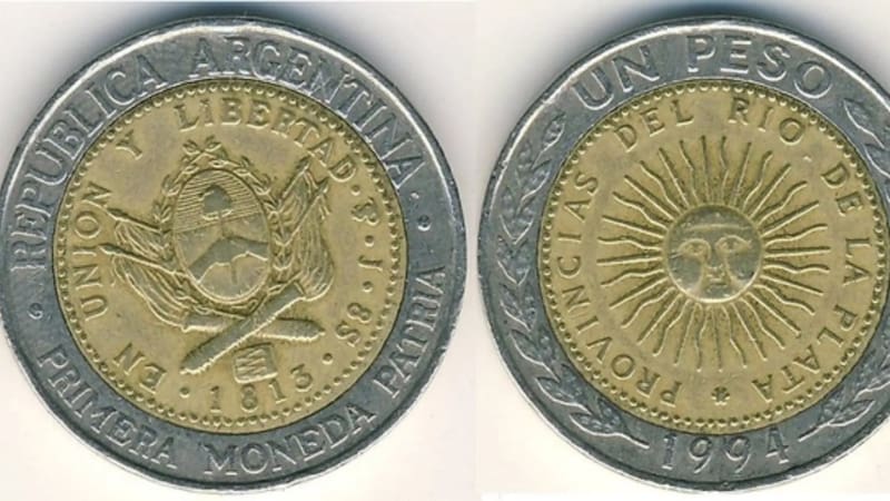 La moneda fue acuñada en 1976 y presenta una falla en su contorno.