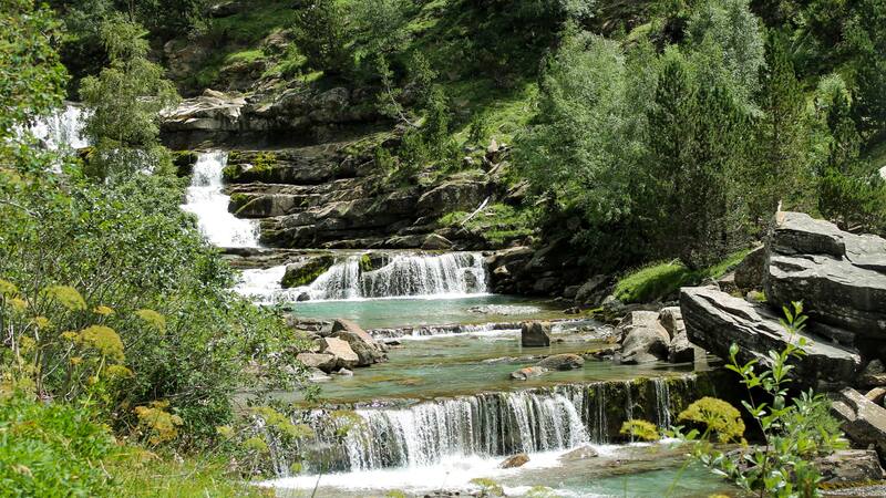 La aldea pintoresca a 3 horas de Barcelona que tiene infinitas cascadas y un páramo de cuentos.