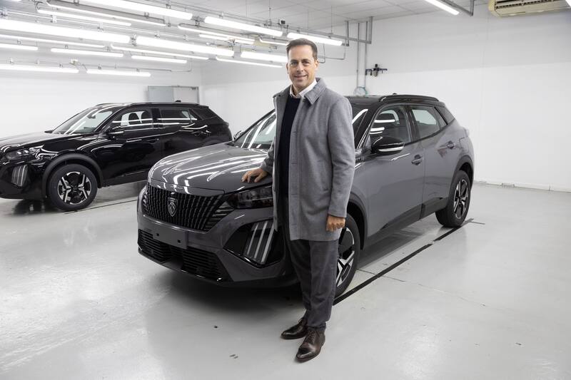 Martín Zuppi, presidente de Stellantis y de Adefa, junto al Peugeot 2008 fabricado en El Palomar.