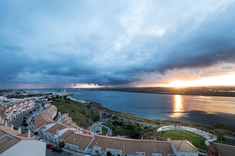 Ubicado a pocos metros de Portugal, permite disfrutar de lo mejor de ambos países. (Foto: paradores.es)