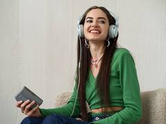 Cuidá tus oídos: un experto recomienda cómo usar los auriculares correctamente para no perder audición