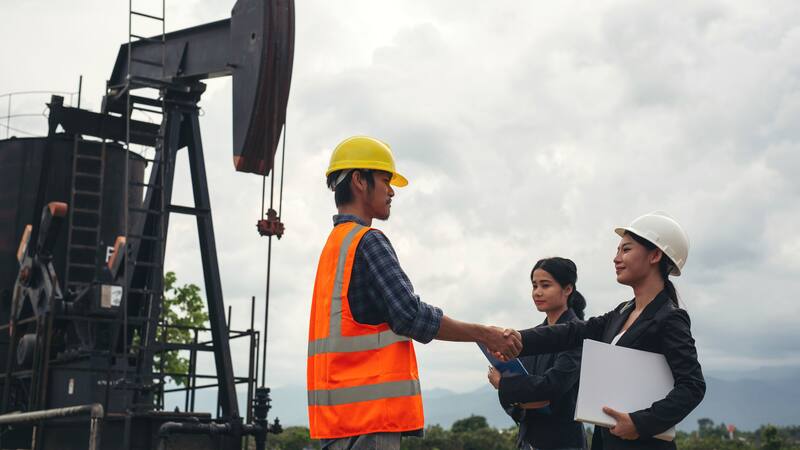 El consumo energético de Estados Unidos obliga al país a depender de las importaciones de petróleo a pesar de su alta producción nacional.