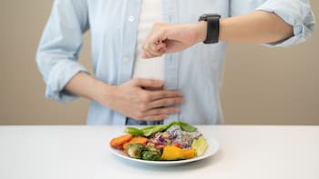 No es hambre: esto es lo que pasa realmente en tu cuerpo cuando “te suenen las tripas”