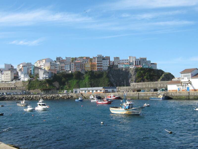 Este colorido pueblo costero es una de las joyas imperdibles de Galicia y está a menos de 1 hora de La Coruña. Imagen: Wikipedia.