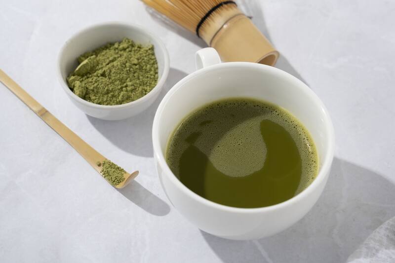 Estudios sugieren que el consumo regular de té matcha puede ayudar a prevenir enfermedades cardiovasculares, diabetes y ciertos tipos de cáncer. (Foto: Freepik)