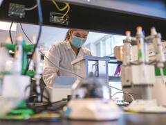 Bioquímicos alertan que la devaluación triplicó costos y amenazan con cortar los servicios