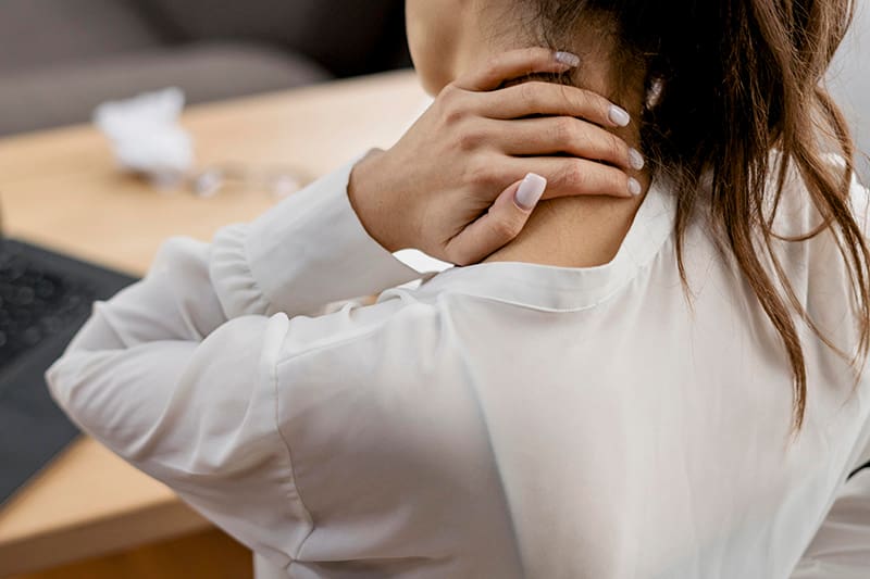 Cómo aliviar la tortícolis: causas, síntomas y consejos efectivos para mejorar tu bienestar cervical (foto: Pexels).