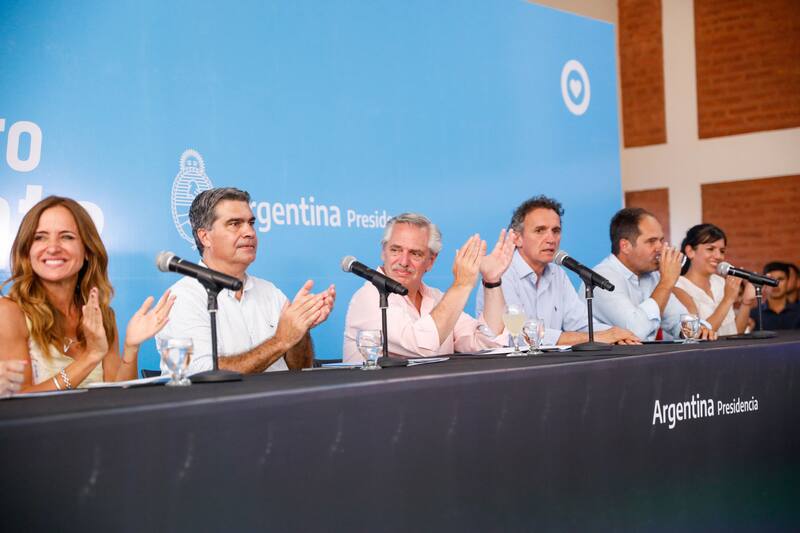 Tolosa Paz, Jorge Capitanich, Alberto Fernández, Katopodis y Maggiotti en un acto en Chaco