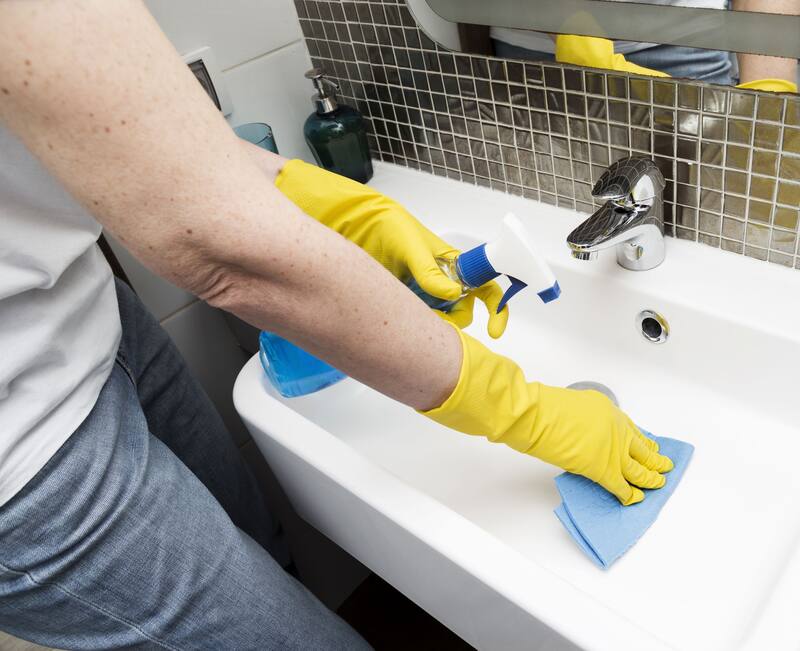 El uso de productos desinfectantes específicos para el baño garantiza una limpieza profunda y elimina bacterias y hongos. (Foto: Freepik)
