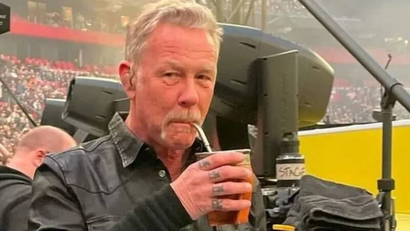 James Hetfield fue capturado tomando mate antes de dar un show en Países Bajos.