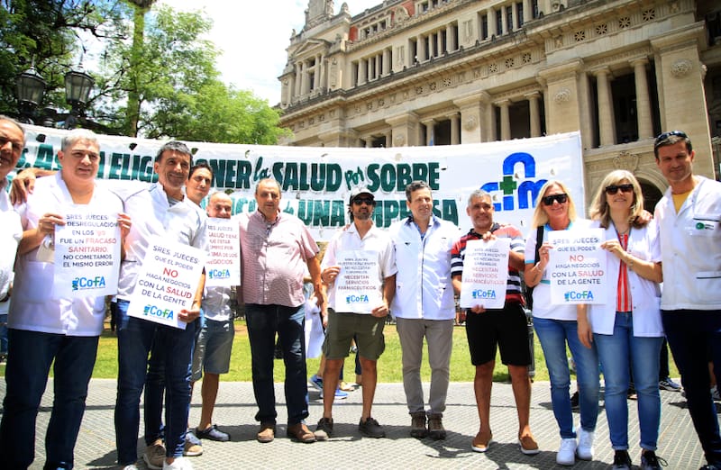 Para los farmacéuticos, "se pretende convertir a la farmacia en un comercio, al servicio de la voracidad económica".