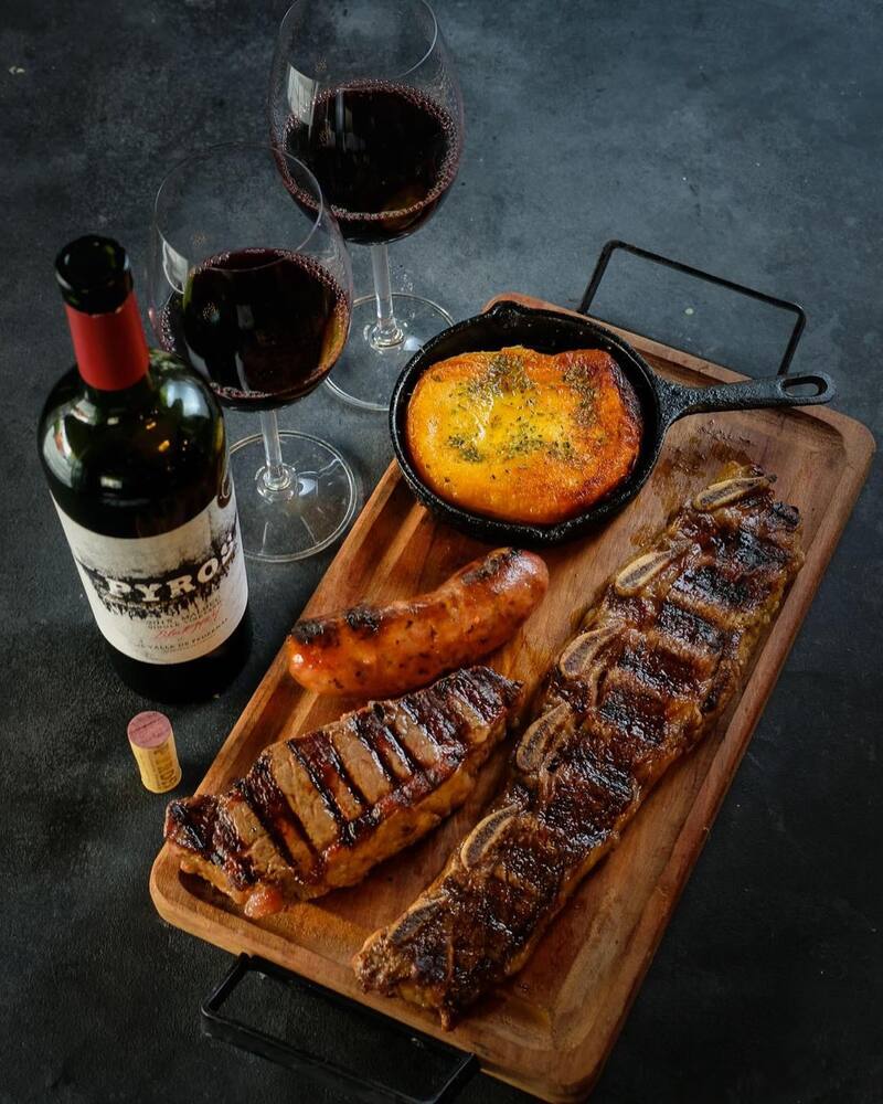 Lo de Jesús es un gran lugar para ir a comer la mejor carne argentina, acompañada de un buen vino.